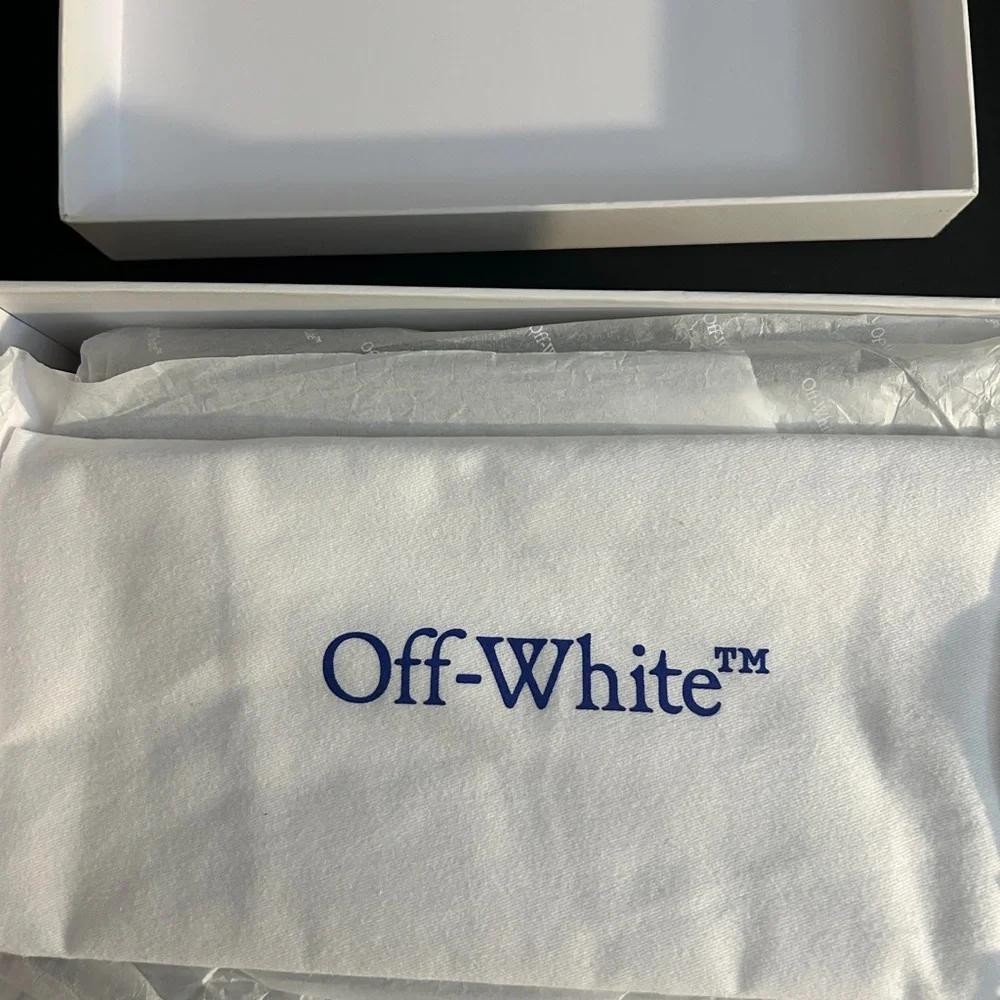 Off-White - Picture 9 of 9